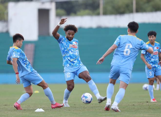 Duy Mạnh gửi lời đặc biệt tới Xuân Son trước giờ lên đường sang Lào