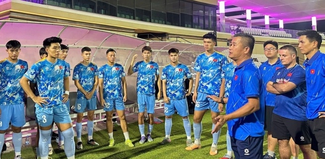 HLV Đinh Hồng Vinh lên dây cót tinh thần cho U22 Việt Nam