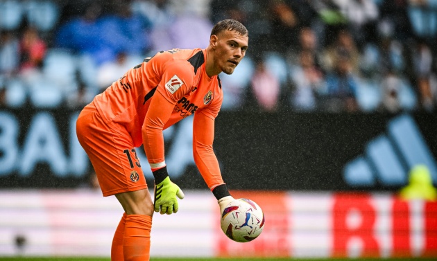 11 pha cứu thua, Filip Jorgensen khiến truyền thông ngả mũ