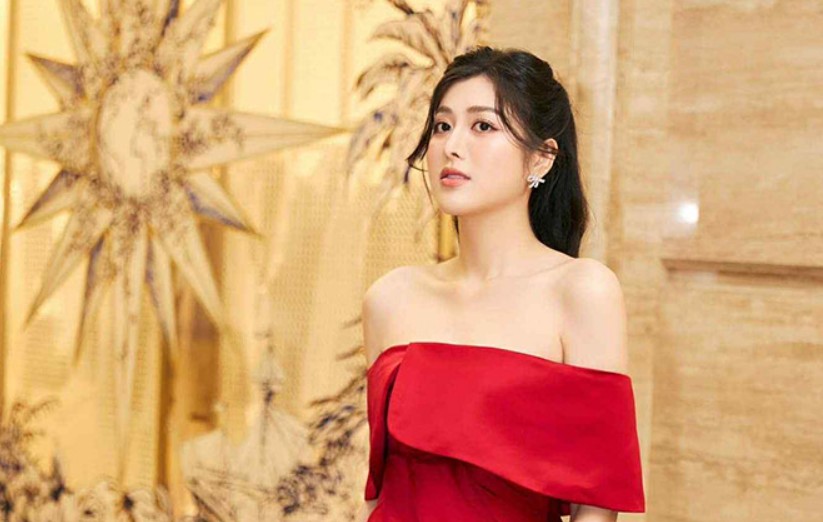 Bạn gái Đình Bắc khoe vẻ quyến rũ trong chiếc váy trễ vai