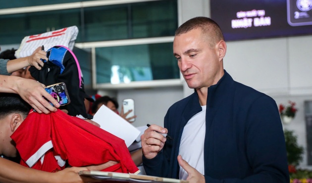 Berbatov và Vidic đến Việt Nam, fan MU phủ đỏ sân bay Tân Sơn Nhất