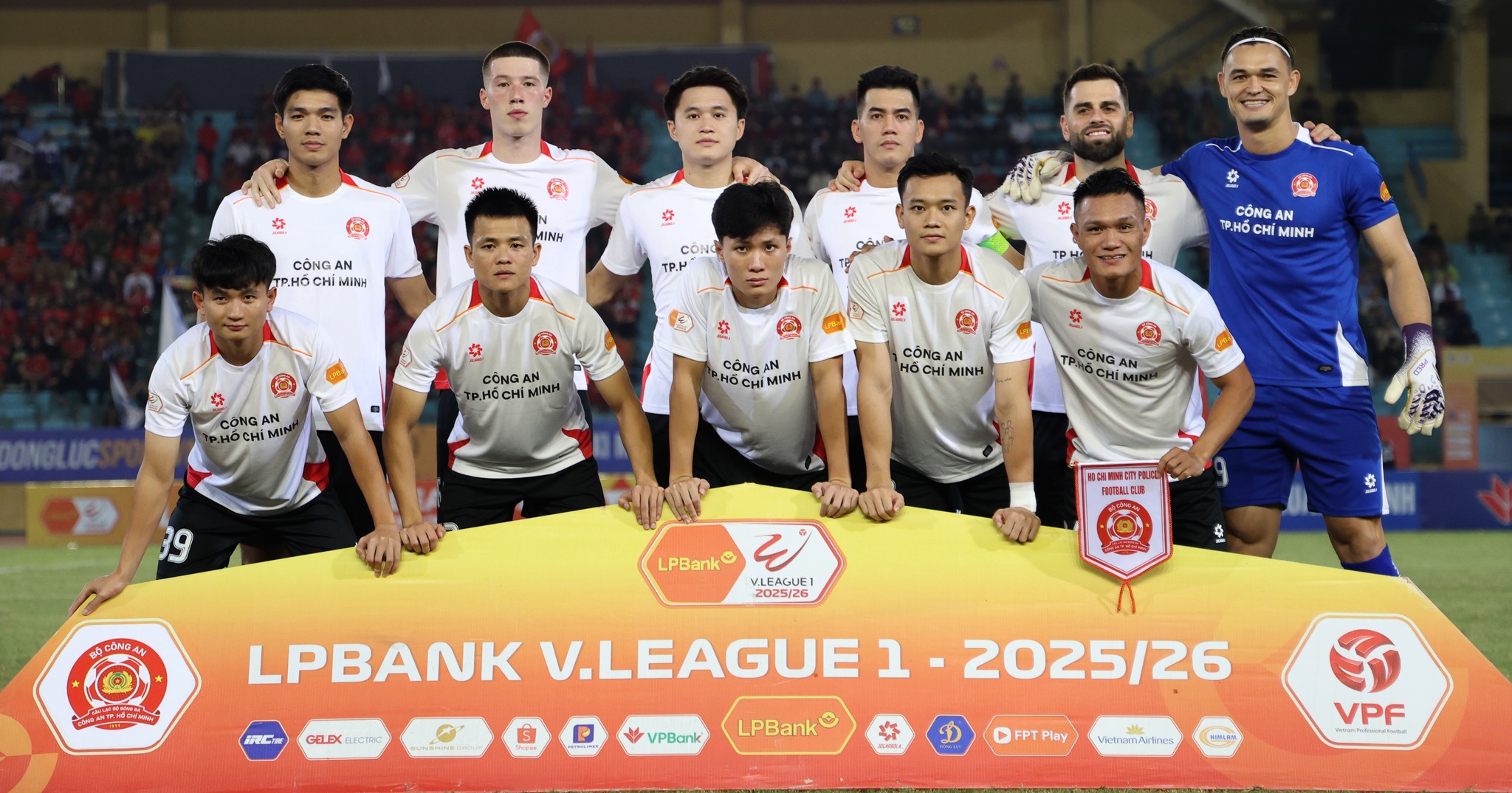 CA TPHCM thất bại trước CAHN, NHM gửi lời động viên