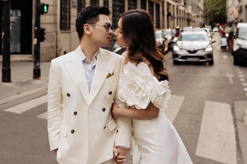 Chủ tịch CLB Hà Nội trao nụ hôn tình tứ với hoa hậu Đỗ Mỹ Linh