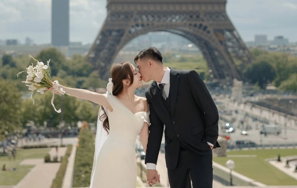 Cựu sao U23 Việt Nam chia sẻ ảnh cưới lãng mạn tại Paris