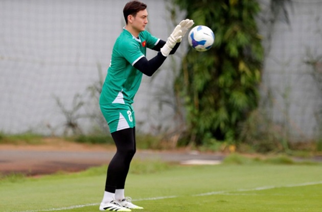 Đặng Văn Lâm bắt chưa thuyết phục, cờ đến tay Trung Kiên