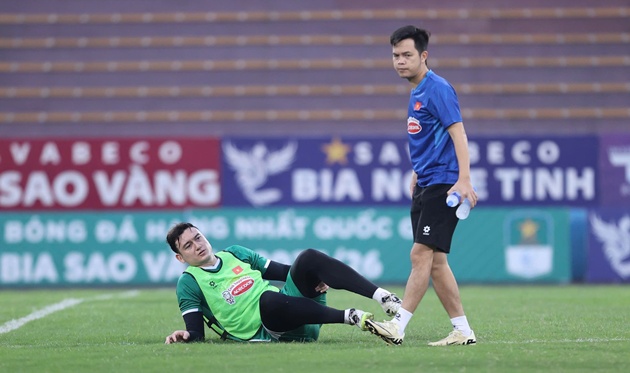 Đặng Văn Lâm chấn thương nhẹ khi tập cùng ĐT Việt Nam