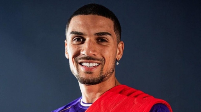 Đỗ Hoàng Hên nhận lời chúc mừng từ các đồng nghiệp