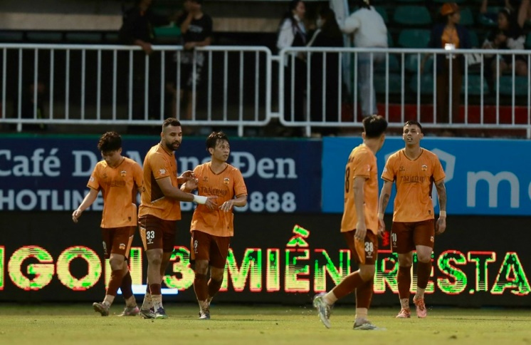 HAGL và Nam Định rượt đuổi nghẹt thở trong trận cầu 4 bàn