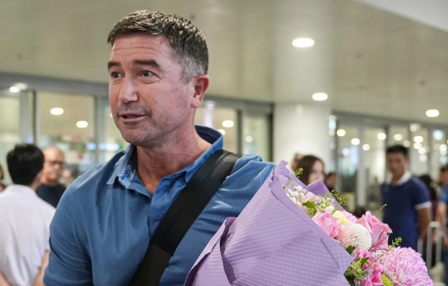 Harry Kewell đặt chân đến Việt Nam, bắt tay vào công việc ở Hà Nội FC