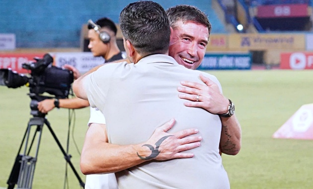 Harry Kewell ra mắt Hà Nội FC, gặp sự cố trang phục