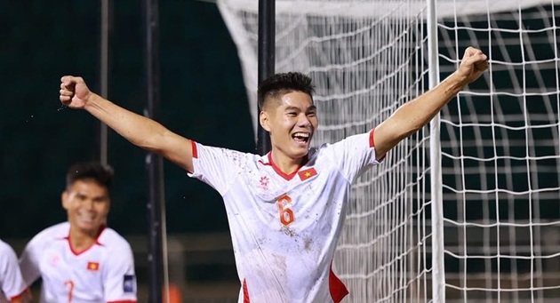 Hiểu Minh toả sáng ngày ra mắt, Việt Nam đánh bại Nepal