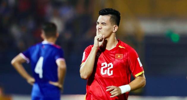 HLV Kim Sang Sik nói gì khi Tiến Linh không rời sân trước yêu cầu thay người?