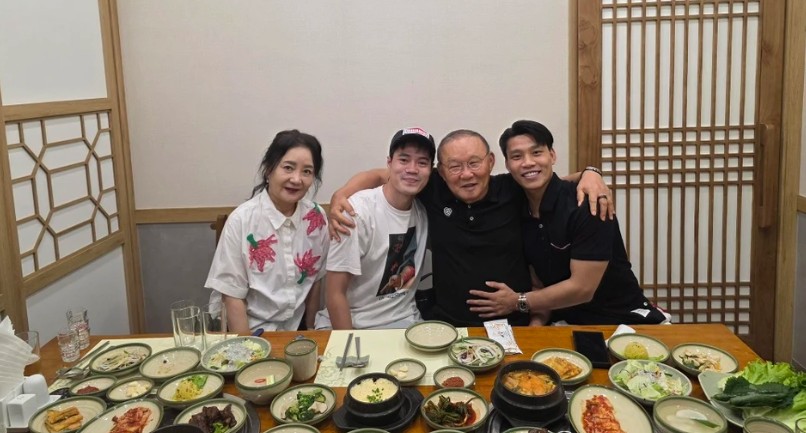 HLV Park Hang-seo tái ngộ Văn Toàn và Văn Thanh