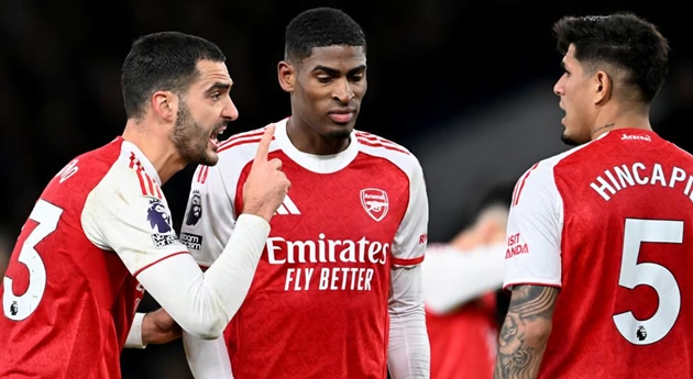 Khi khủng hoảng và dư thừa song hành tại Arsenal