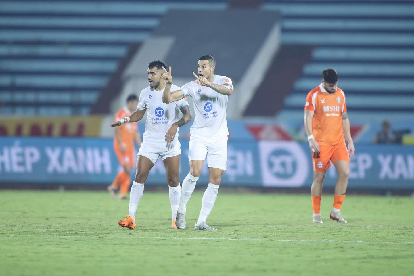 Kịch tính phút 89, Nam Định thoát thua trong ngày tân HLV ra mắt