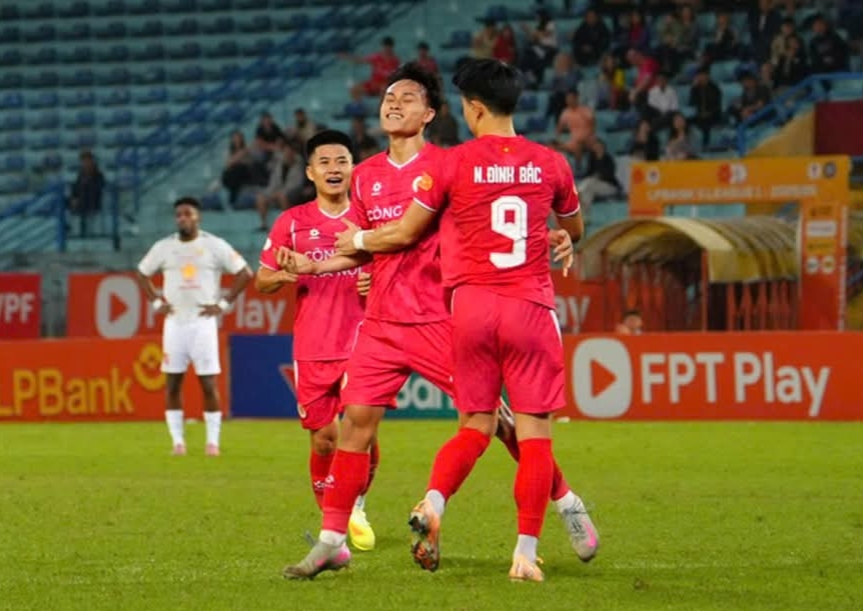 Quang Hải lập siêu phẩm, CAHN giành chiến thắng hủy diệt