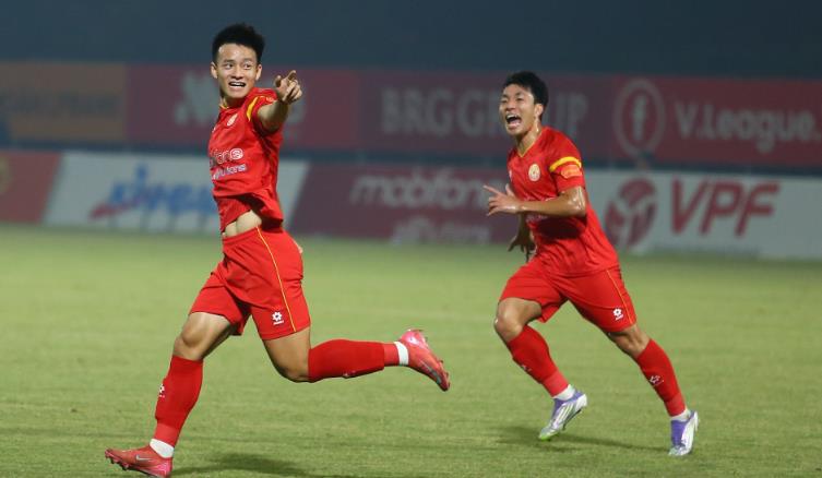 Siêu phẩm của Bảo Toàn, Hoàng Đức giúp Ninh Bình nối dài mạch bất bại