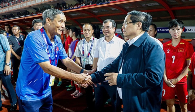 Thủ tướng động viên ĐT nữ Việt Nam sau trận bán kết AFF Cup