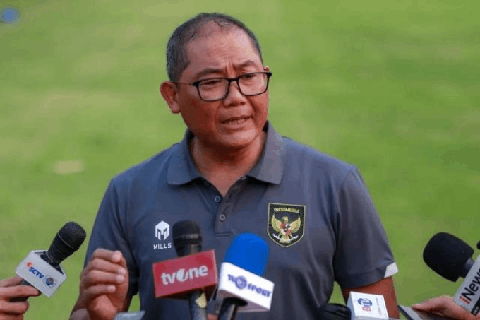 Trưởng đoàn Sumardji “tẩy não” U22 Indonesia trước trận quyết đấu Myanmar tại SEA Games