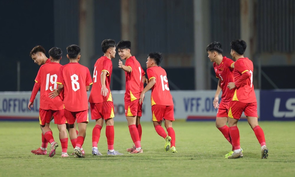 U17 Việt Nam trút ‘mưa gôn’ 14-0, soán ngôi đầu bảng của Malaysia