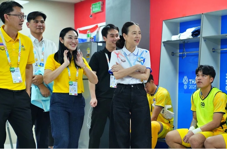 U22 Thái Lan thắng đậm: Madam Pang xuống sân chúc mừng và thưởng nóng