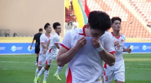 U22 Việt Nam thắng U22 Lào đầy tranh cãi với cú đúp của Đình Bắc