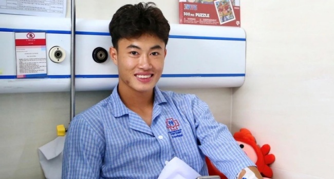 Văn Trường nghỉ hết mùa vì đứt dây chằng đầu gối