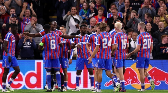 Vắng Eze, Mateta hóa người hùng giúp Palace đánh bại Fredrikstad