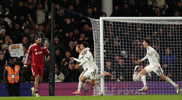 5 lý do khiến Liverpool hòa Fulham: Sai lầm của Van Dijk; Dớp sân khách