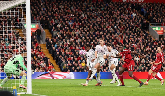 Adam Bate: Cú đánh đầu xuất sắc của Maguire