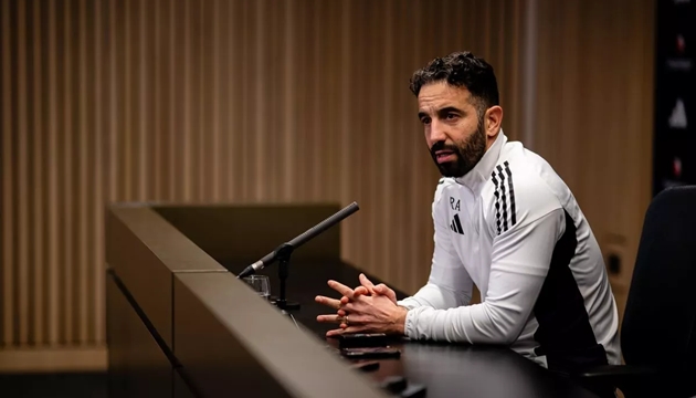 Amorim đơn độc xoay xở giữa bão ngầm tại MU