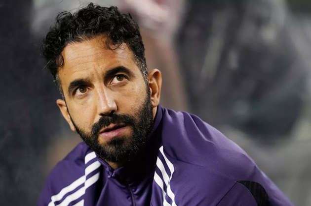 Amorim mất ghế sau vụ va chạm Martinez và họp báo sốc