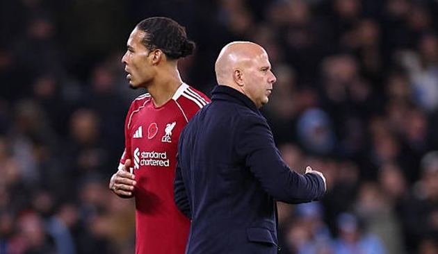 Arne Slot chật vật giải bài toán khó tại Liverpool