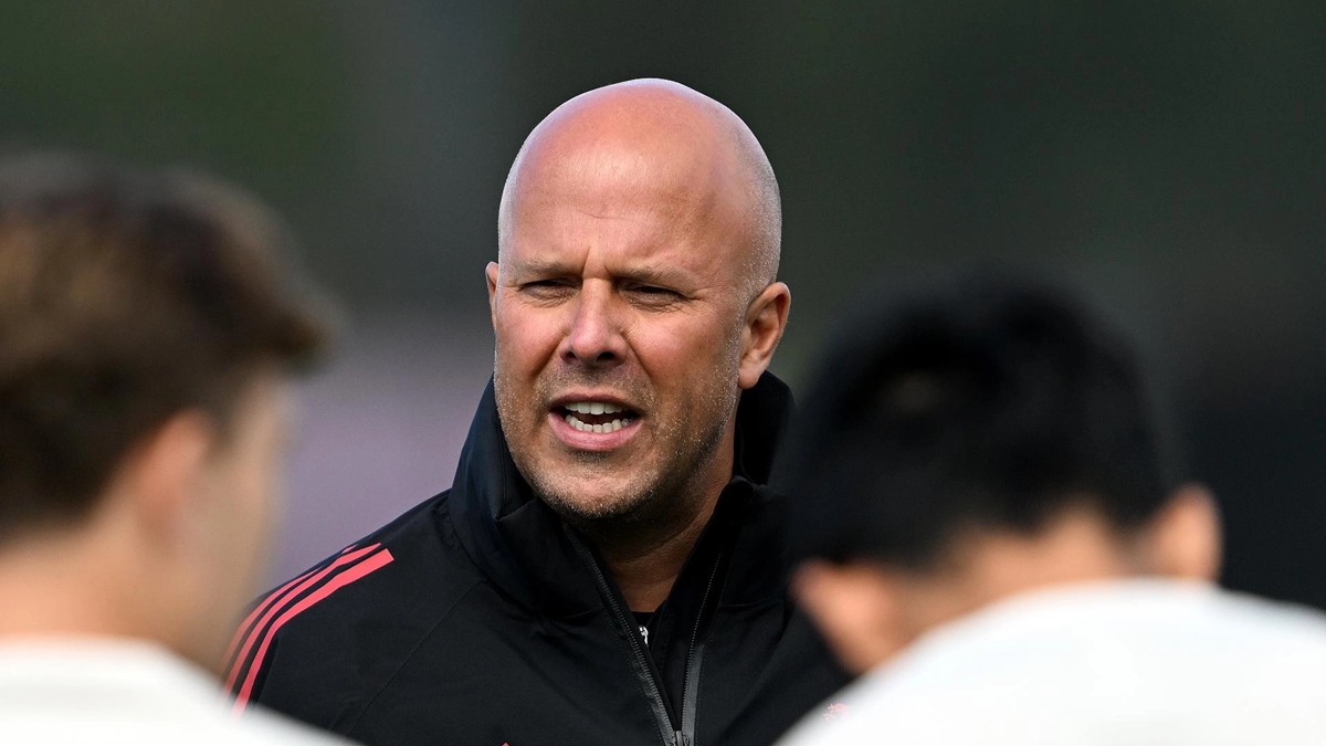 Arne Slot lên tiếng về khả năng Liverpool chiêu mộ Marc Guehi