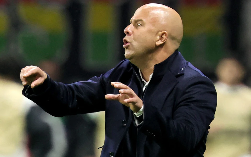 Bài toán cho Arne Slot và tấm gương từ Rafa Benitez