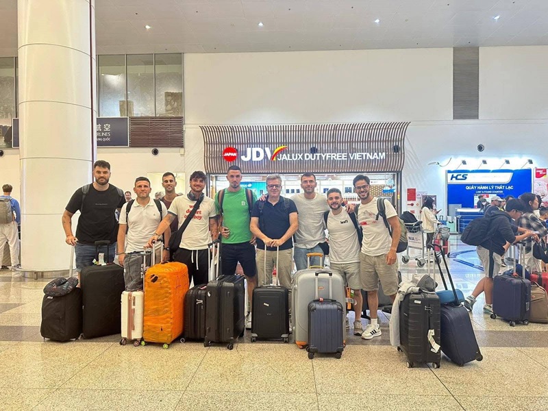 Ban huấn luyện Tây Ban Nha có mặt đầy đủ, chuẩn bị mùa giải mới cùng Ninh Bình