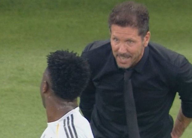 Bị Simeone mỉa mai, Vinicius đáp trả thâm thúy trên MXH