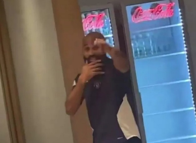 Bryan Mbeumo khiến MXH dậy sóng với màn ca hát ở Old Trafford