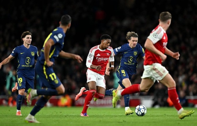Các hậu vệ biên linh hoạt giúp Arsenal thăng hoa ở Champions League