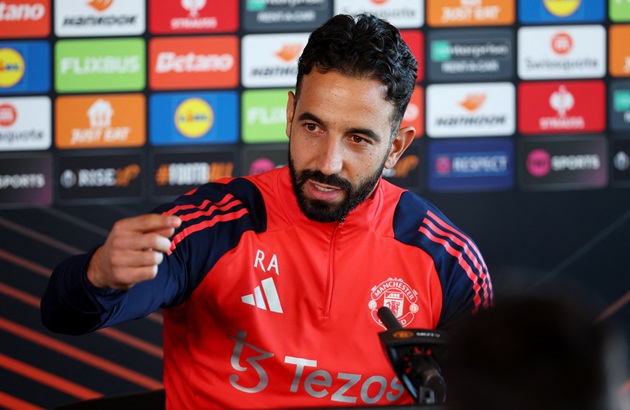 Carragher chê Amorim họp báo hay hơn chỉ đạo