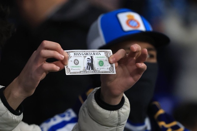 CĐV Espanyol in mặt Joan Garcia lên tiền giả