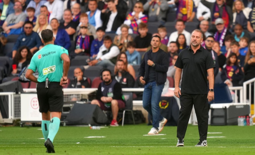 Chủ tịch Barca chỉ trích trọng tài vì tấm thẻ đỏ của Flick