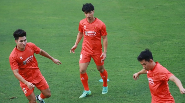 Công Phượng bất ngờ được thử nghiệm đá giữa sân ở ĐT Việt Nam