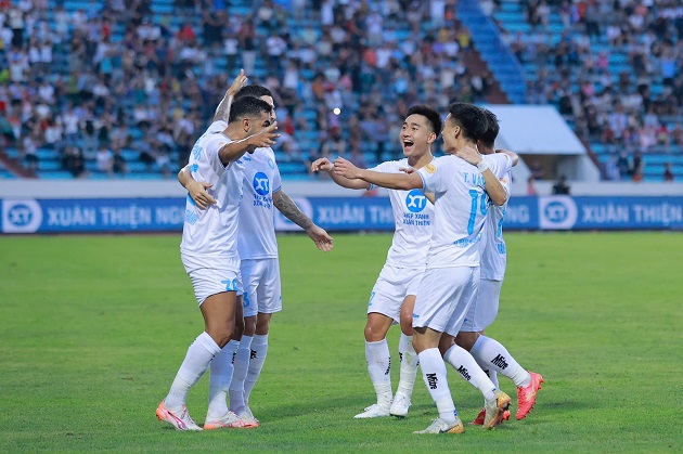 Cục diện V-League trước vòng áp chót: Nam Định rộng cửa vô địch; Đáy bảng nghẹt thở