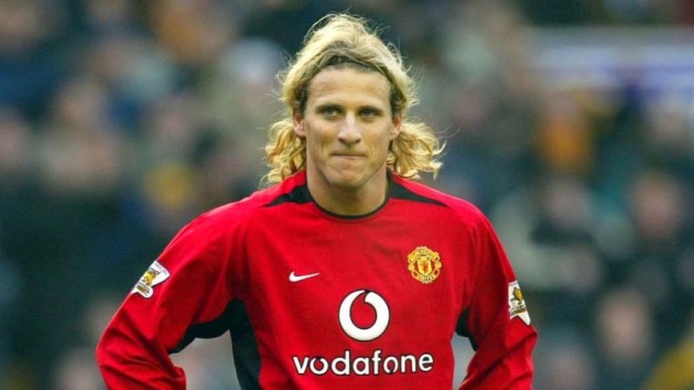 Diego Forlan gãy 3 xương sườn, tràn dịch phổi