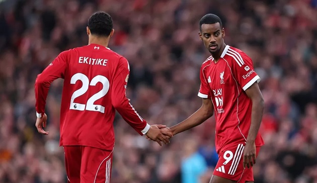 Ekitike xứng đáng đá chính sau khi Isak chấn thương