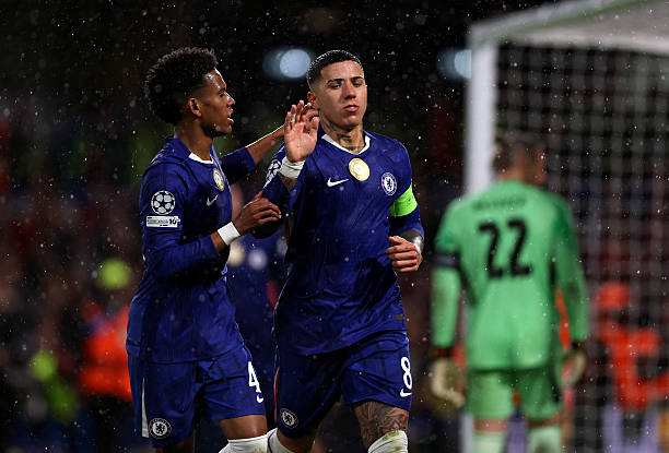 Enzo nhường Estevao đá phạt đền trong chiến thắng của Chelsea