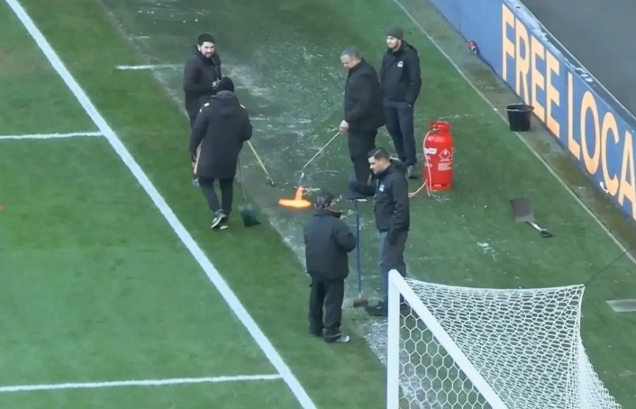 Góc khuất vụ Hull City dùng đèn khò sấy sân