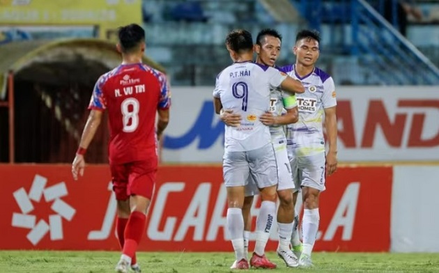 Hà Nội FC bám đuổi Nam Định nhờ Văn Quyết thăng hoa