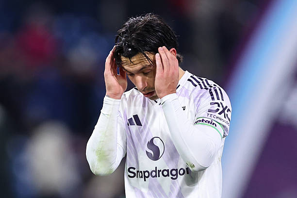 Hai bộ mặt trái ngược của Lisandro Martinez trước Burnley